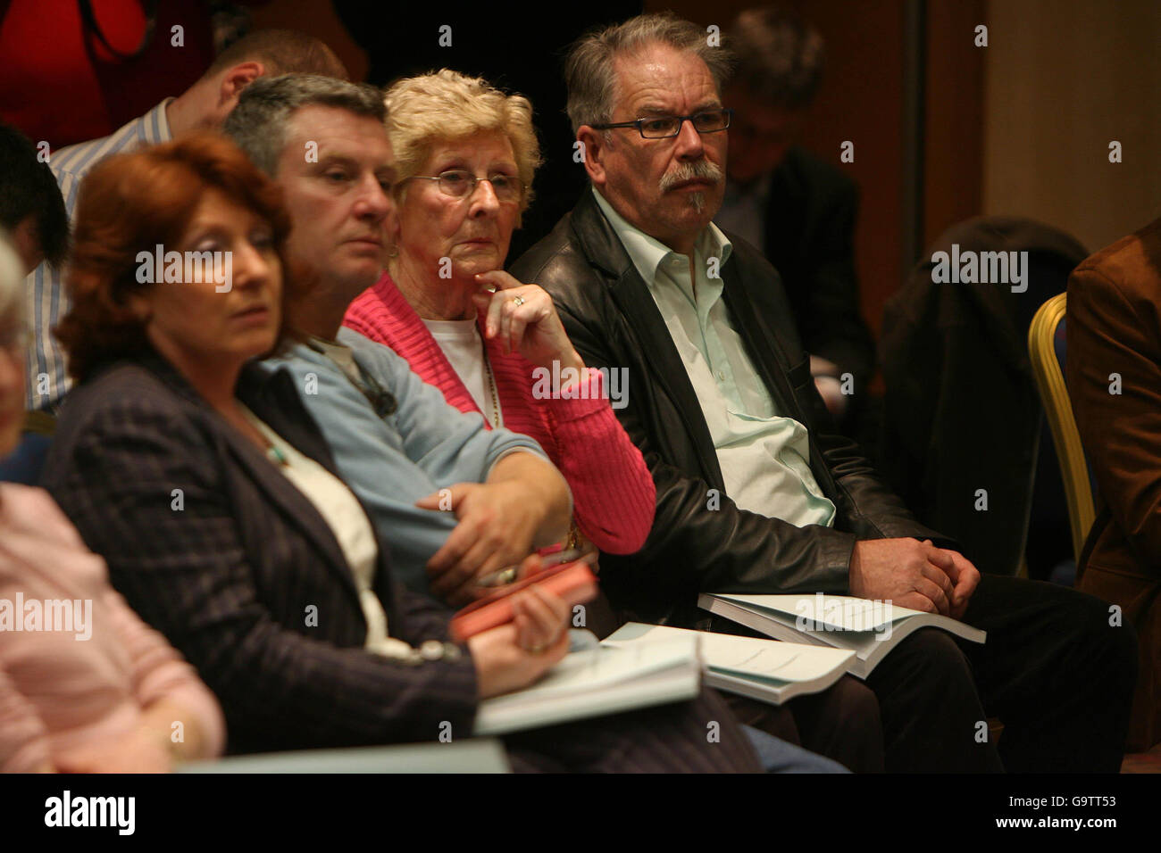Les parents et les amis des victimes écoutent les conclusions du rapport MacEntee à Dublin et Monaghan Bombings, à l'hôtel Alexander, à Dublin. Banque D'Images