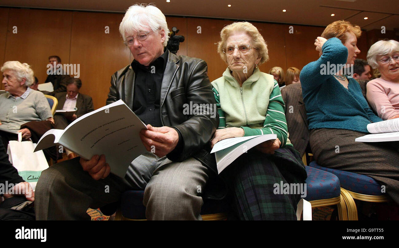 Les parents et les amis des victimes écoutent les conclusions du rapport MacEntee à Dublin et Monaghan Bombings, à l'hôtel Alexander, à Dublin. Banque D'Images