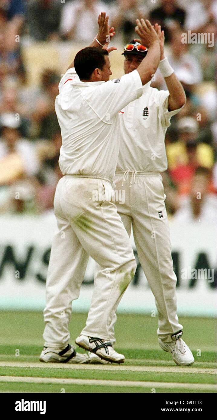 Le Darren Gough d'Angleterre est félicité pour avoir pris le cricket de Steve Waugh à Edgebaston par Craig White Banque D'Images