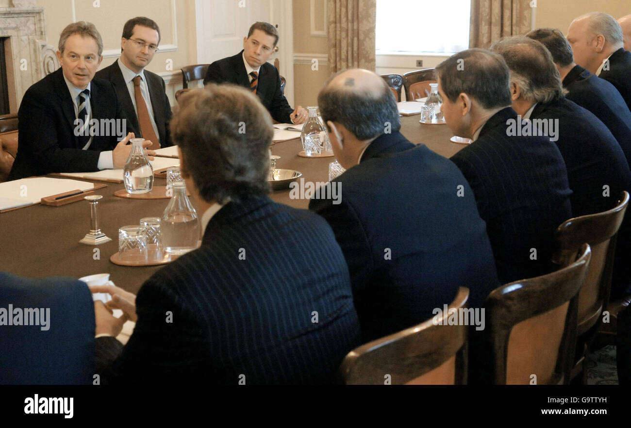 Le Premier ministre britannique Tony Blair (à gauche) rencontre aujourd'hui une délégation du Congrès américain à Downing Street, où il a discuté de l'Irlande du Nord. Banque D'Images