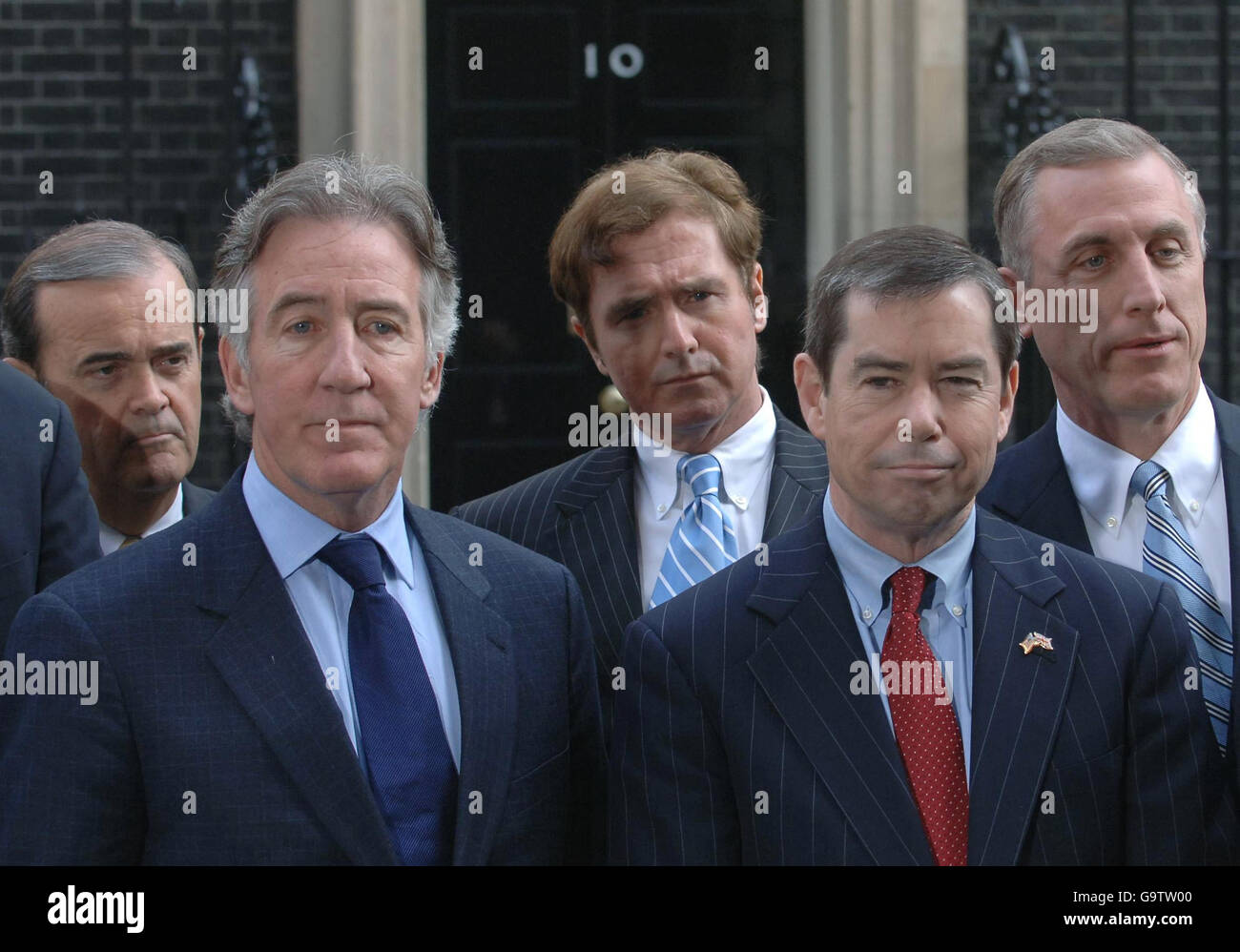 Les membres du Congrès américain Richard Neal (2e à gauche), président des amis de l'Irlande aux États-Unis et Jim Walsh (2e à droite), coprésident du Comité ad hoc sur l'Irlande, sont rejoints par des collègues qui parlent aujourd'hui aux médias à l'extérieur de Downing Street, Où ils ont rencontré le Premier ministre britannique Tony Blair pour discuter des derniers développements politiques en Irlande du Nord. Banque D'Images