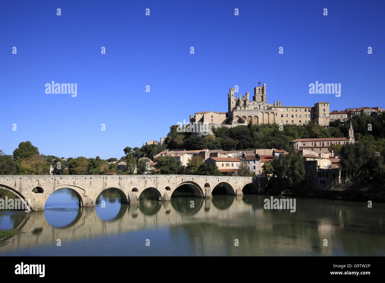 Le vieux pont de pierre sur la rivière Orb et la cathédrale St Nazaire à Béziers, France Banque D'Images