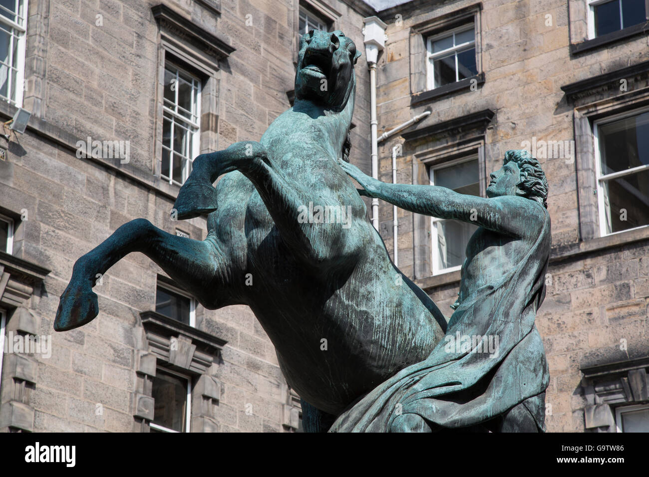 Alexander et Bucephalus Statue par Steell (1883), City Chambers sur Royal Mile d'Édimbourg en Écosse ; Rue ; Banque D'Images