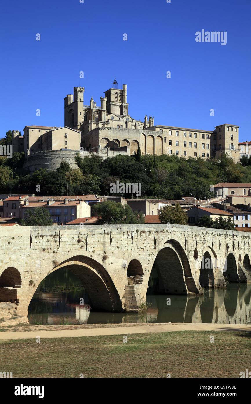 Le vieux pont de pierre sur la rivière Orb et la cathédrale St Nazaire à Béziers, France Banque D'Images