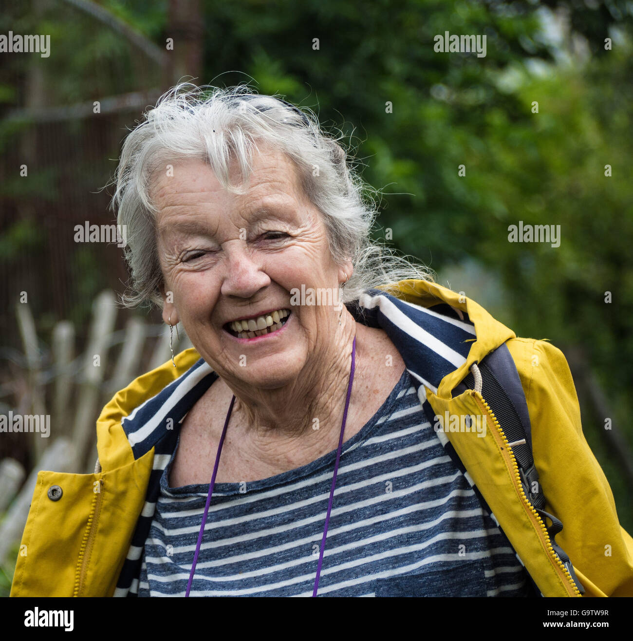 Une dame mature, rire. Banque D'Images