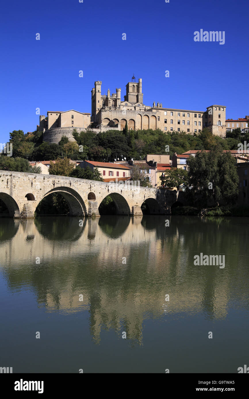 Le vieux pont de pierre sur la rivière Orb et la cathédrale St Nazaire à Béziers, France Banque D'Images