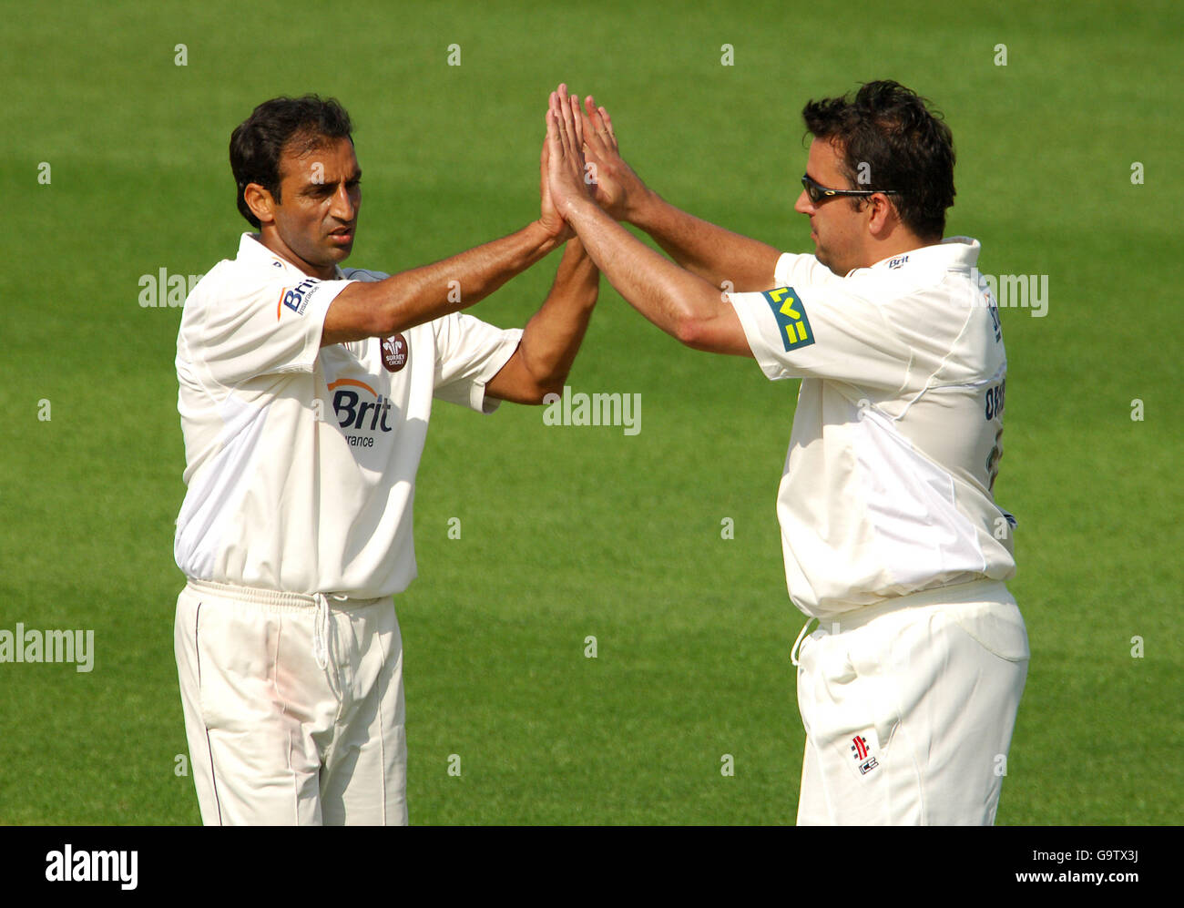 Cricket - friendly - Surrey / Bradford Leeds UCCE - The Brit Oval.James Ormond, de Surrey, félicite Mohammed Akram d'avoir revendiqué un match de cricket contre l'UCCE de Bradford Leeds Banque D'Images