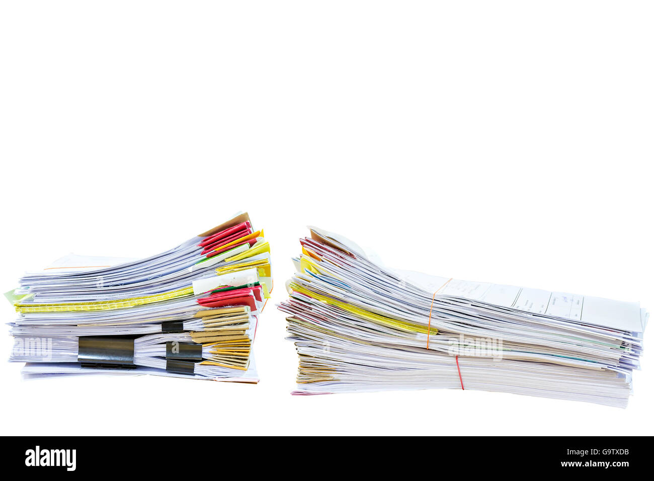 Pile de documents isolé sur fond blanc Banque D'Images