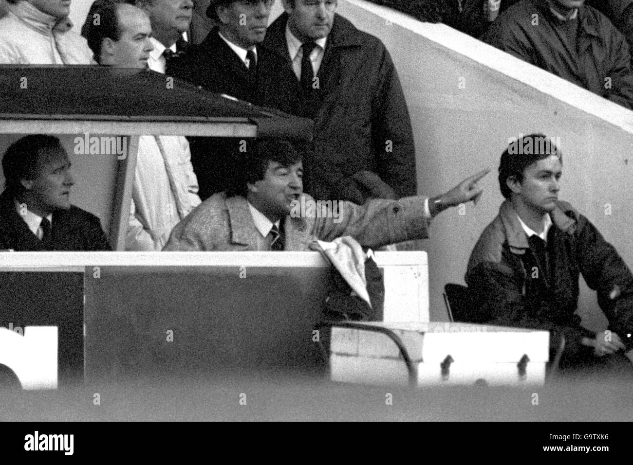 Football - Tottenham Hotspur / Liverpool - White Hart Lane.Terry Venables, directeur de Tottenham Hotspur, crie les directions depuis la ligne de contact Banque D'Images