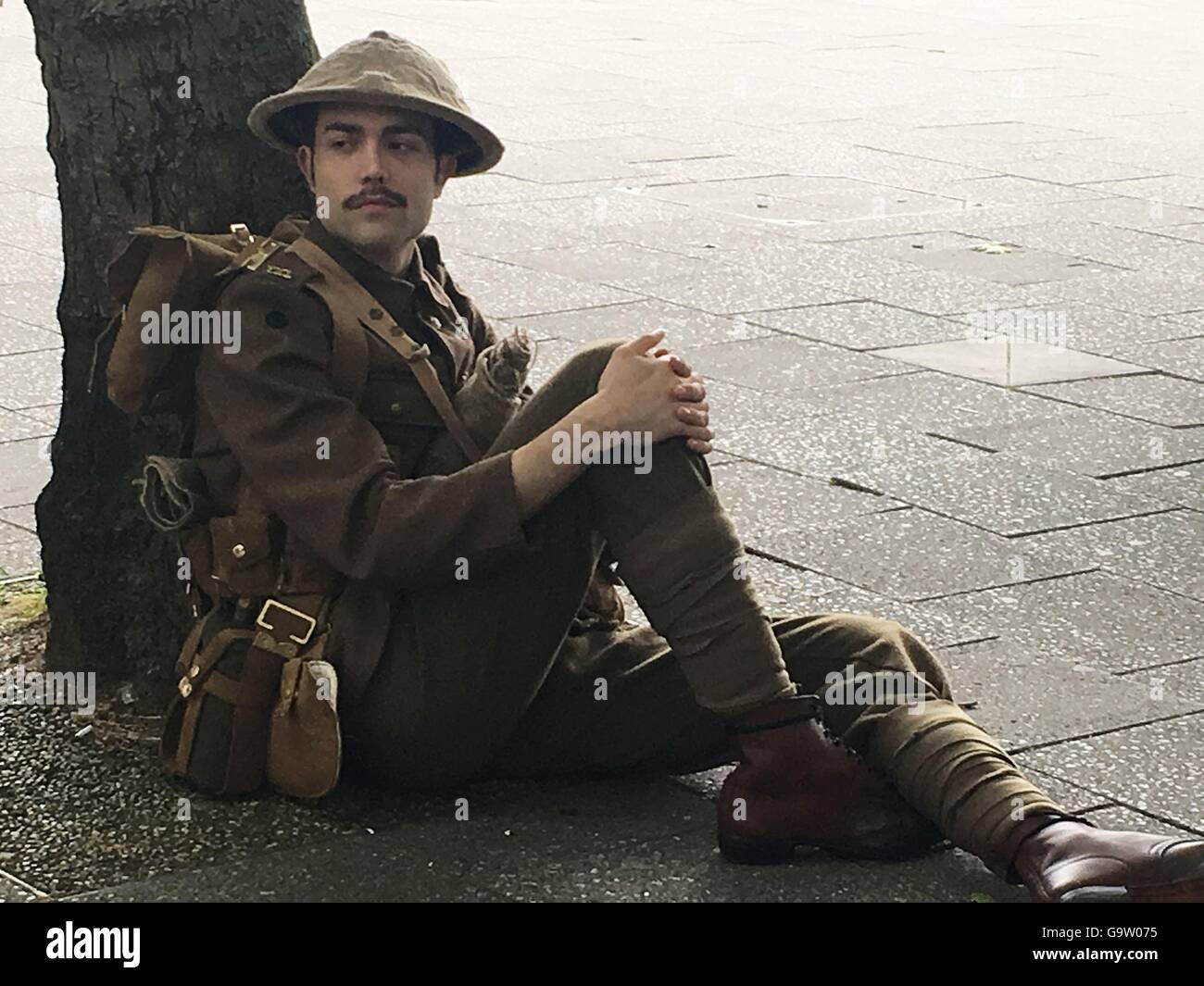 Un homme habillé comme un soldat de la Première Guerre mondiale à Walthamstow, London, à 100 ans depuis le début de la bataille de la Somme. Banque D'Images