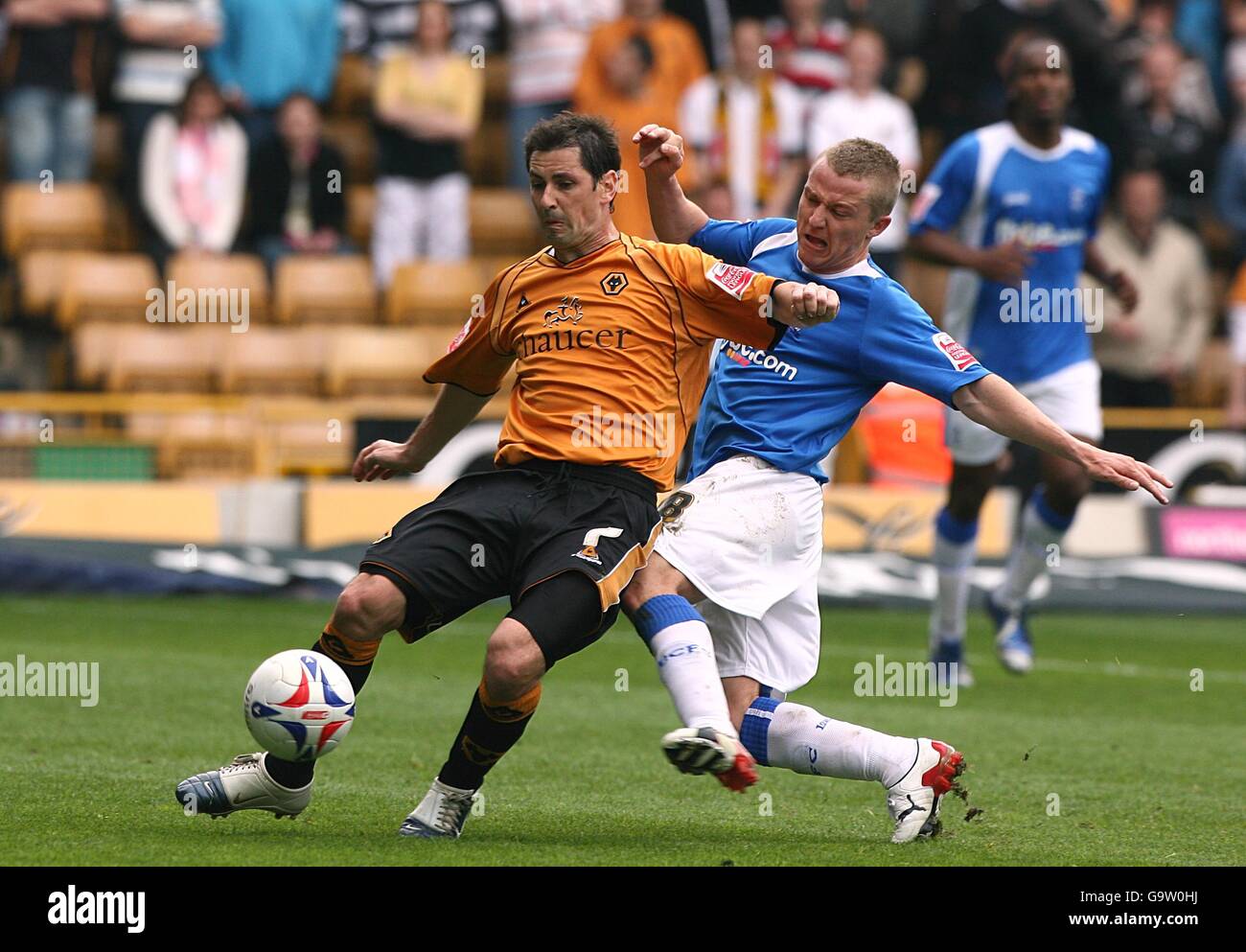 Football - Championnat de la ligue de football Coca-Cola - Wolverhampton Wanderers / Birmingham City - Molineux.Jackie McNamara (à gauche) de Wolverhampton Wanderers et Gary McSheffrey de Birmingham Ciity se battent pour le ballon Banque D'Images