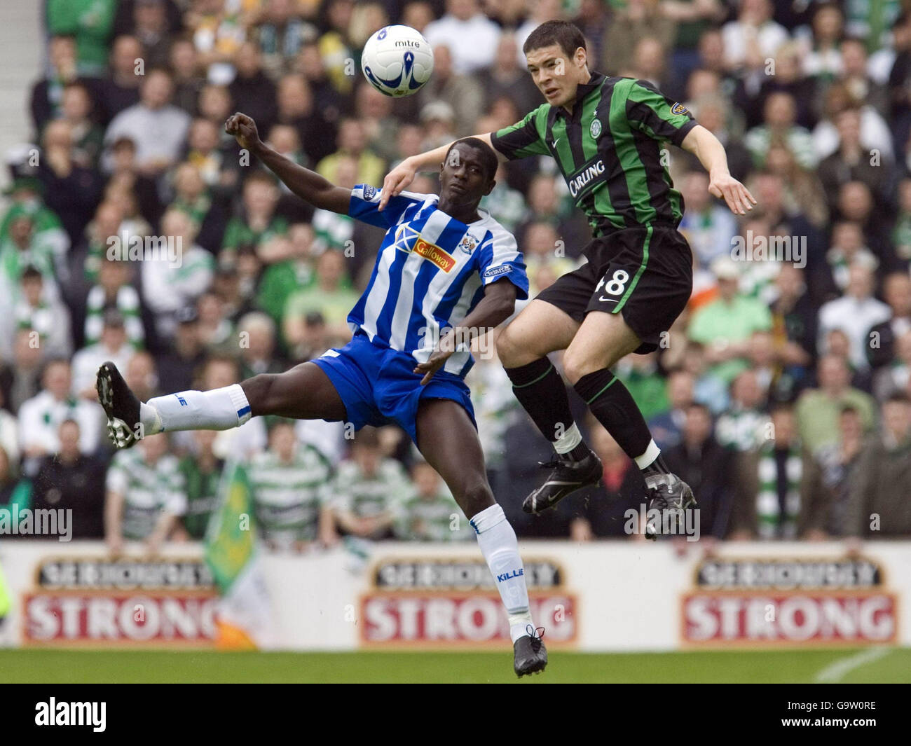 Darren O'dea (à droite) du Celtic et Simon Ford de Kilmarnock sautent pour le match de la Bank of Scotland Premier League à Rugby Park, Kilmarnock. Banque D'Images