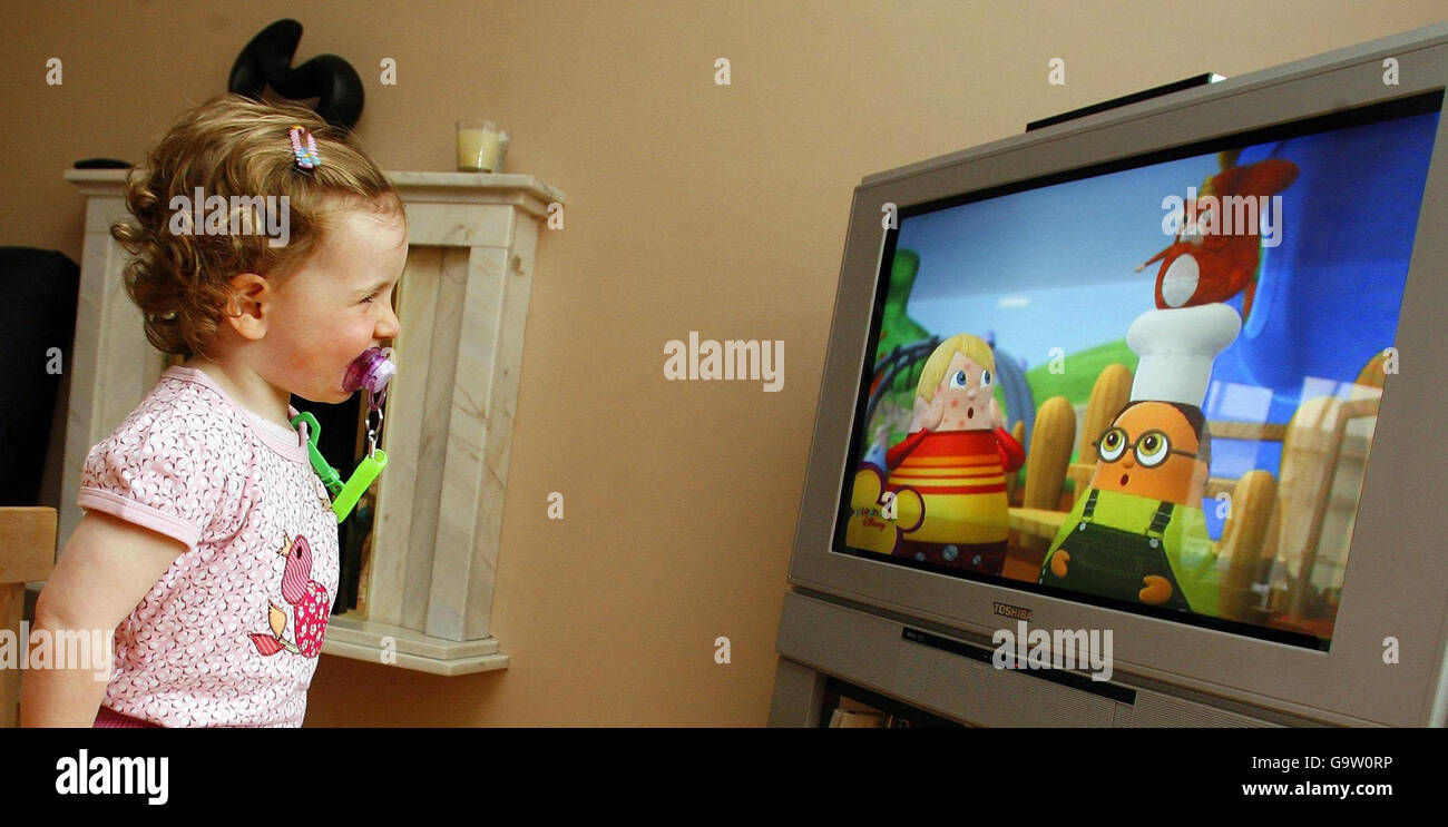 Maisy Byrne, 2 ans, regarde à la télévision les programmes de ses enfants préférés chez elle à Merseyside. Banque D'Images