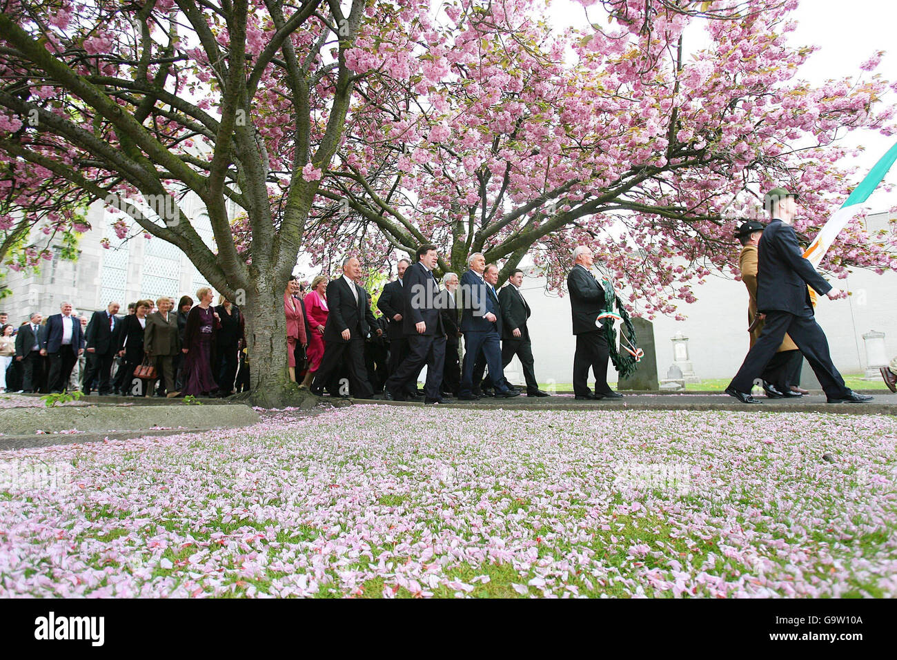 La fête de couleur qui a mené le groupe, y compris Taoiseach Bertie Ahern, à l'intrigue d'Arbour Hill à Dublin. Banque D'Images