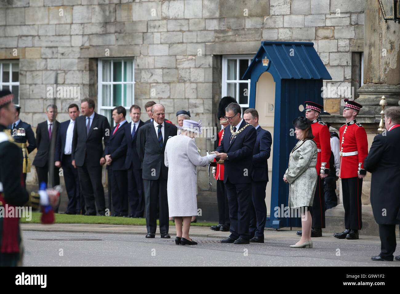 Edinburgh's Lord Provost Donald Wilson propose les clés de la ville à la reine Elizabeth II comme le duc d'Édimbourg regarde durant la cérémonie des clés au palais de Holyroodhouse à Edimbourg. Banque D'Images