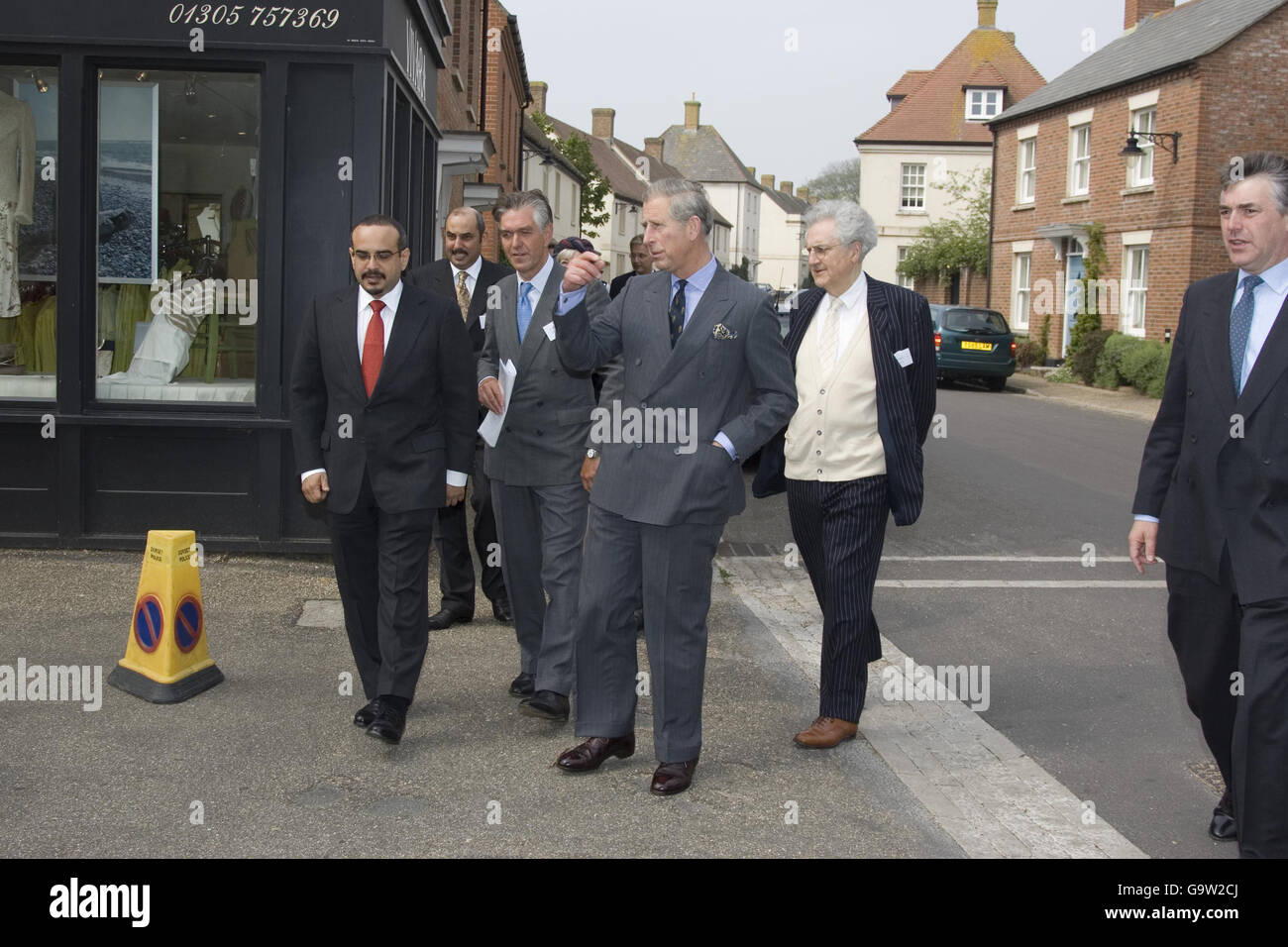 Le prince héritier de Bahreïn (cravate rouge) accompagne le prince de Galles lors de sa visite à Poundbury, Dorset. Banque D'Images