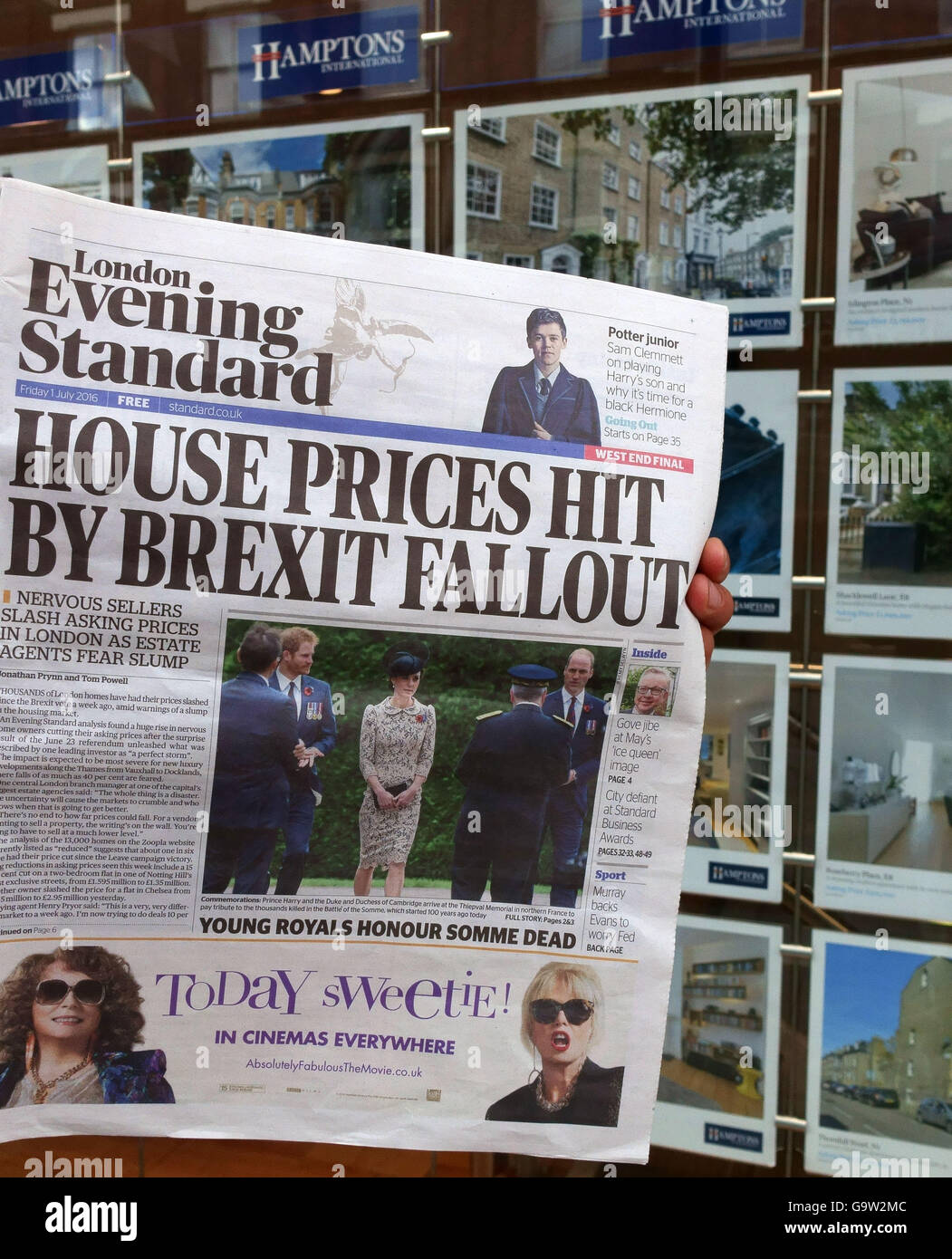 "Les prix des maisons touchées par les retombées Brexit" gros titre de journal à l'extérieur de Londres estate agents Banque D'Images