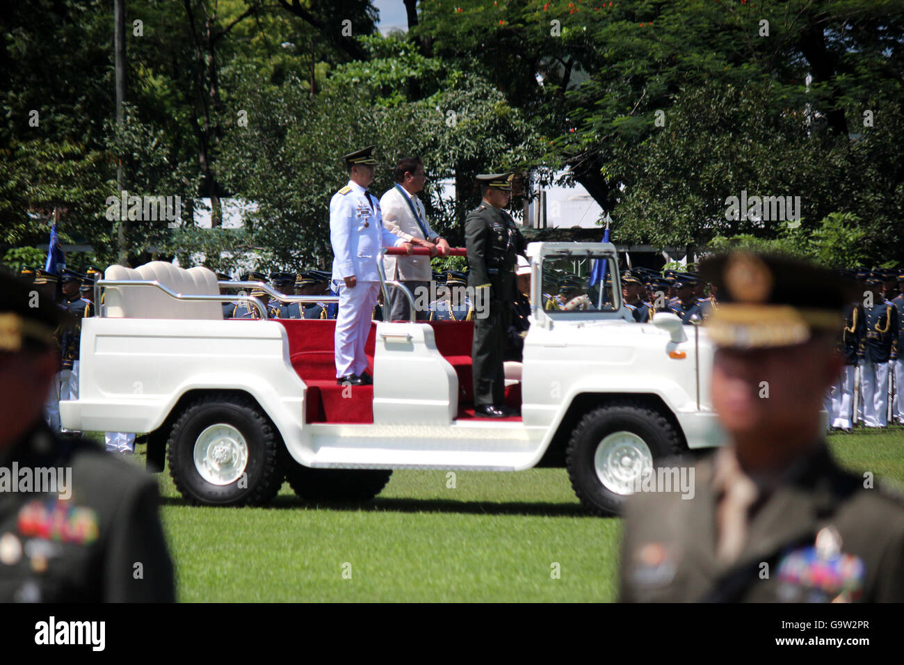 Quezon City, Philippines. 1er juillet 2016. Le président Rodrigo Duterte Roa et escorté par le général en chef de l'AFP intérimaire population internaute C. Miranda pour inspecter les troupes par l'équitation sur le 'blanc carabao' véhicule qui l'a conduit le long de la ligne de soldat pendant la parade et de l'examen et l'AFP Changement de commandement au général Camp Emilio Aguinaldo à Quezon City. Credit : Gregorio B. Dantes Jr./Pacific Press/Alamy Live News Banque D'Images