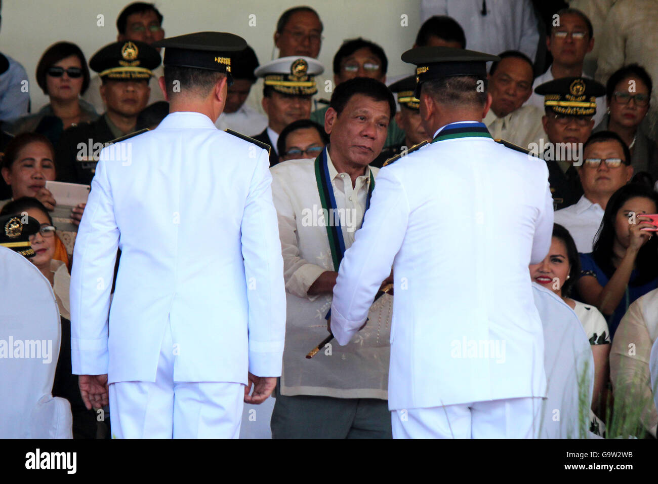 Quezon City, Philippines. 1er juillet 2016. Le président Rodrigo Duterte Roa (centre) en main le "sabre" à l'AFP Le lieutenant général Ricardo Bisaya (droite) en tant que nouveau commandant en chef de l'AFP AFP Le général en chef par intérim population internaute C. Miranda (à gauche) pendant la parade et de l'examen et l'AFP Changement de commandement au général Camp Emilio Aguinaldo à Quezon City. Credit : Gregorio B. Dantes Jr./Pacific Press/Alamy Live News Banque D'Images