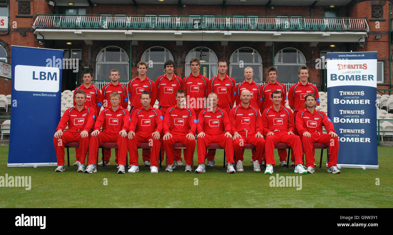 Lancashire's (rangée arrière de gauche à droite) Steven Mullaney, Gareth Cross, Tom Smith, Kyle Hogg, Oliver Newby, Simon Marshall, Karl Brown, Paul Horton, Steven Croft (rangée avant de gauche à droite) Dominic Cork, Glen Chapple, capitaine Mark Chilton, vice-capitaine Stuart Law, Gary Kreedy, Iain Sutcliffe, MAL Loye et Luke Sutton posent pour les médias lors d'une journée de presse au terrain de cricket d'Old Trafford, à Manchester. Banque D'Images