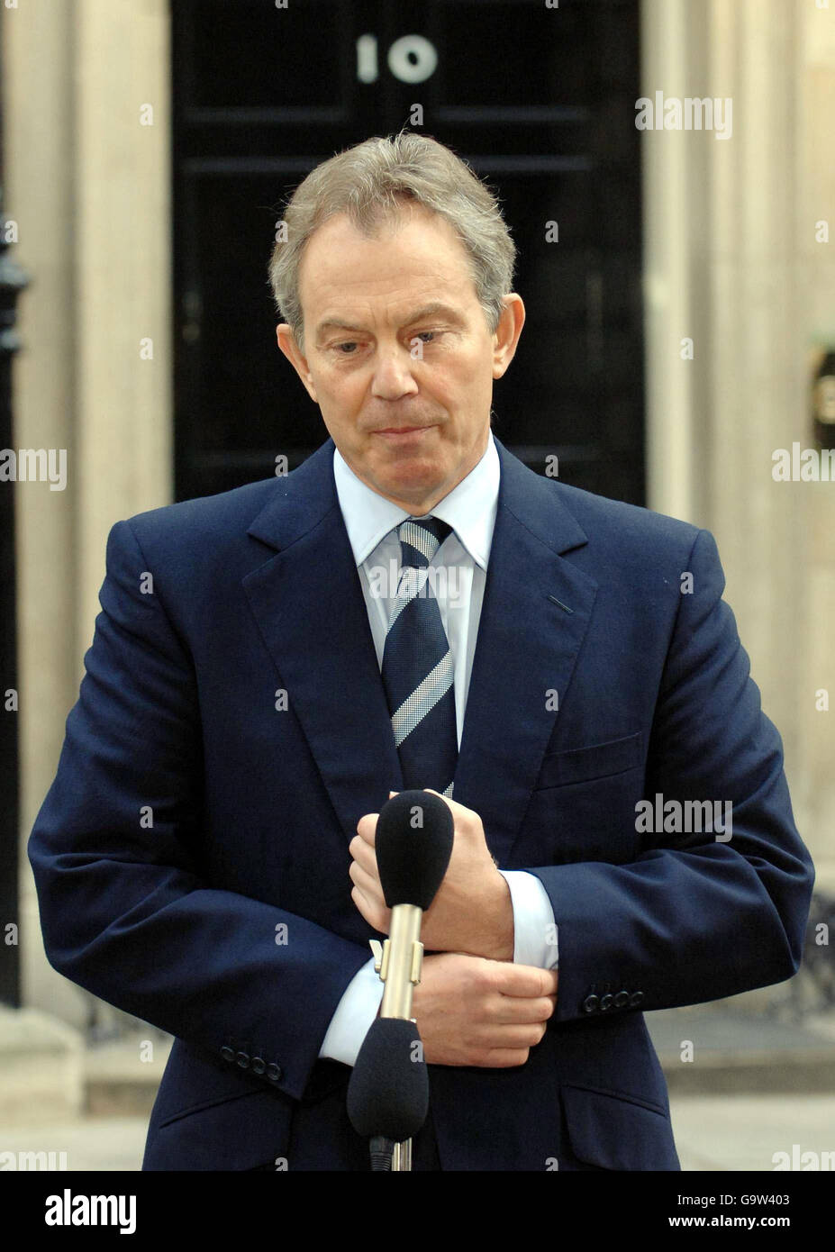 Le Premier ministre britannique Tony Blair parle à la presse de la libération des 15 membres de la Marine détenus en otage en Iran, devant le numéro 10 Downing Street, Londres. Banque D'Images Le Premier ministre britannique Tony Blair parle à la presse de la libération des 15 membres de la Marine détenus en otage en Iran, devant le numéro 10 Downing Street, Londres. Banque D'Images