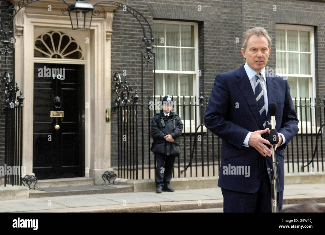 Le Premier ministre britannique Tony Blair parle à la presse de la libération des 15 membres de la Marine détenus en otage en Iran, devant le numéro 10 Downing Street, Londres. Banque D'Images Le Premier ministre britannique Tony Blair parle à la presse de la libération des 15 membres de la Marine détenus en otage en Iran, devant le numéro 10 Downing Street, Londres. Banque D'Images