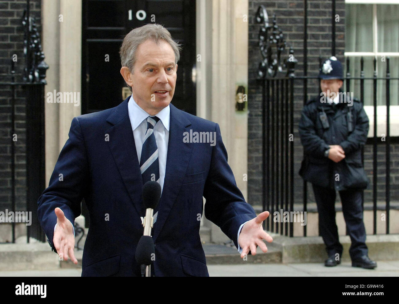 Le Premier ministre britannique Tony Blair parle à la presse de la libération des 15 membres de la Marine détenus en otage en Iran, devant le numéro 10 Downing Street, Londres. Banque D'Images Le Premier ministre britannique Tony Blair parle à la presse de la libération des 15 membres de la Marine détenus en otage en Iran, devant le numéro 10 Downing Street, Londres. Banque D'Images