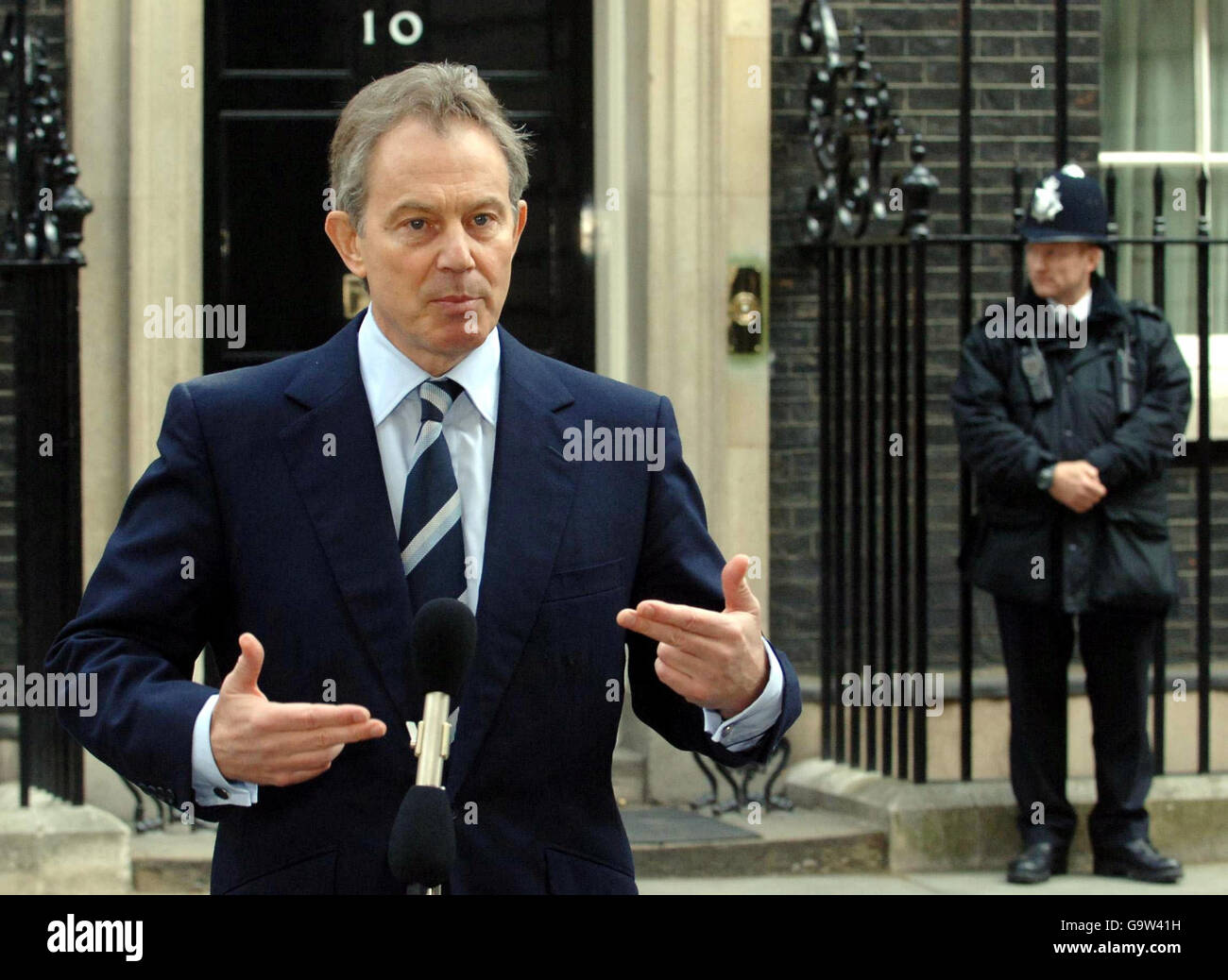 Le Premier ministre britannique Tony Blair parle à la presse de la libération des 15 membres de la Marine détenus en otage en Iran, devant le numéro 10 Downing Street, Londres. Banque D'Images Le Premier ministre britannique Tony Blair parle à la presse de la libération des 15 membres de la Marine détenus en otage en Iran, devant le numéro 10 Downing Street, Londres. Banque D'Images