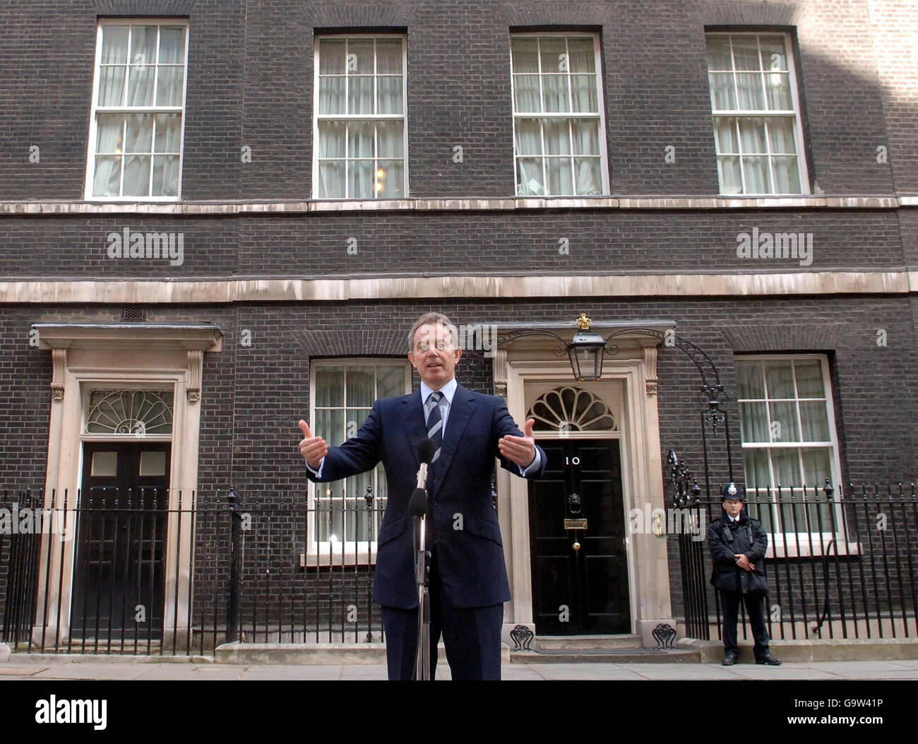 Le Premier ministre britannique Tony Blair parle à la presse de la libération des 15 membres de la Marine détenus en otage en Iran, devant le numéro 10 Downing Street, Londres. Banque D'Images Le Premier ministre britannique Tony Blair parle à la presse de la libération des 15 membres de la Marine détenus en otage en Iran, devant le numéro 10 Downing Street, Londres. Banque D'Images
