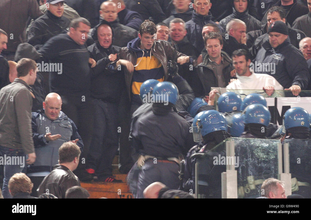 Affrontements entre la police italienne et les supporters de Manchester United lors du match de la première jambe de la Ligue des champions de l'UEFA au stade olympique de Rome, en Italie. Banque D'Images
