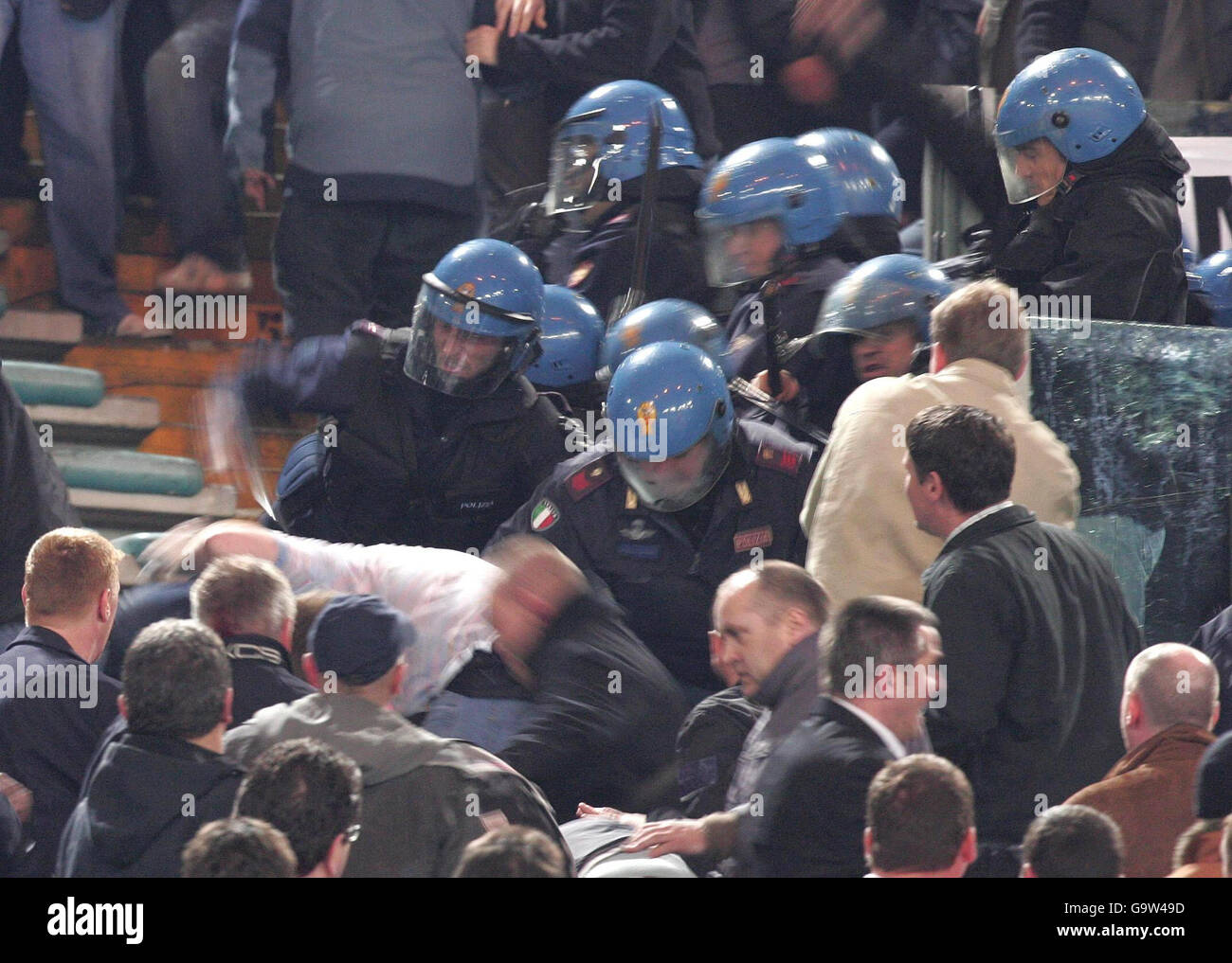 Affrontements entre la police italienne et les supporters de Manchester United lors du match de la première jambe de la Ligue des champions de l'UEFA au stade olympique de Rome, en Italie. Banque D'Images