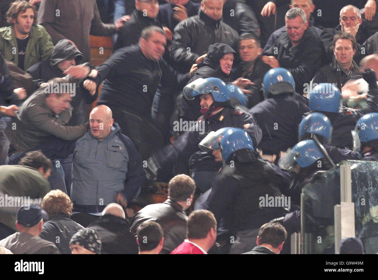 Affrontements entre la police italienne et les supporters de Manchester United lors du match de la première jambe de la Ligue des champions de l'UEFA au stade olympique de Rome, en Italie. Banque D'Images