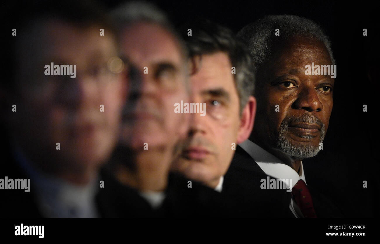 (De gauche à droite) le Rév. RT Alan MacDonald, le cardinal Keith Patrick O'Brien, le chancelier Gordon Brown et l'ancien secrétaire général des Nations Unies Kofi Annan lors d'une visite dans le domaine de l'hôtel Gleneagles à Perthshire. Banque D'Images