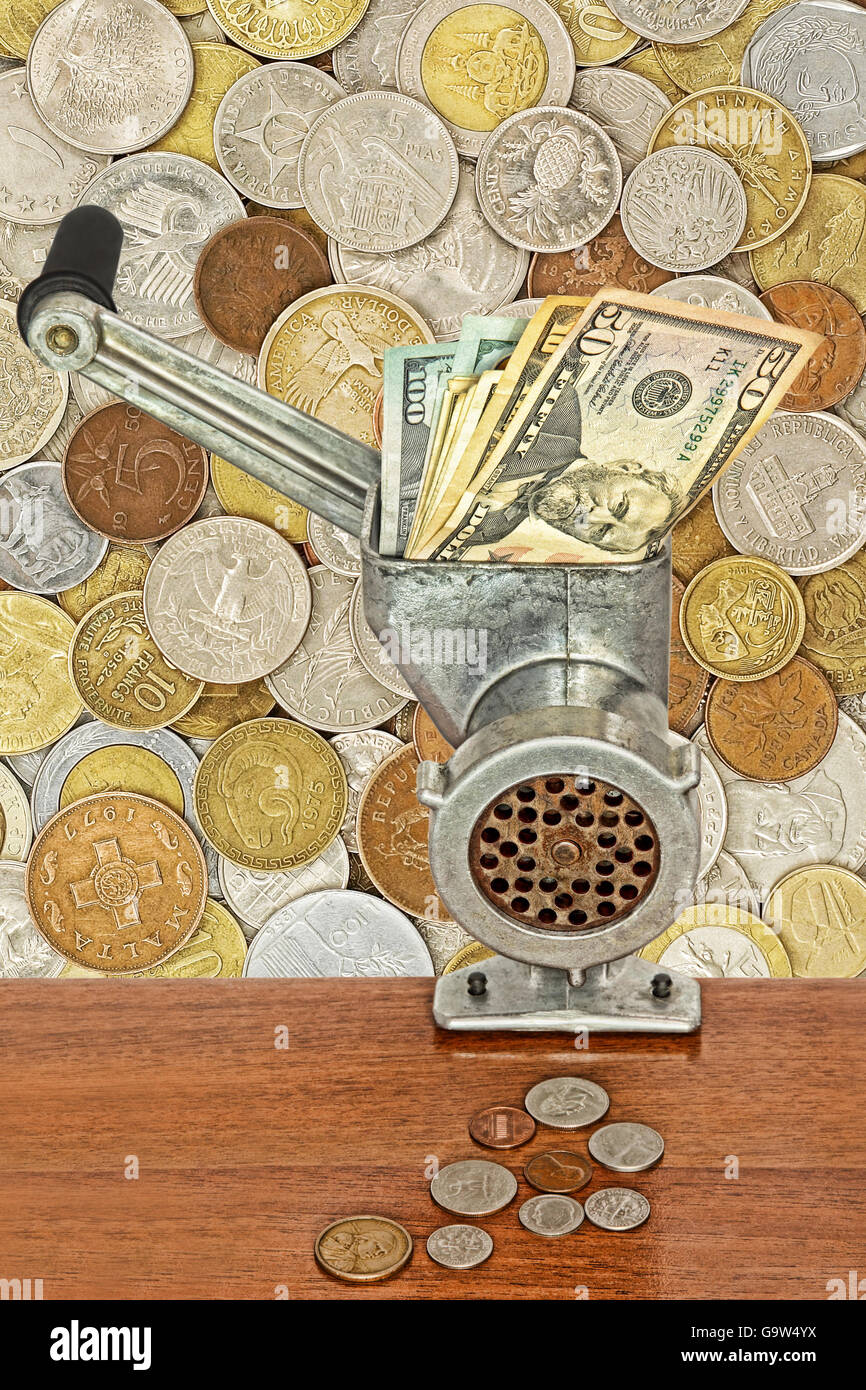 L'argent et les affaires concept.billets en dollar et hachoir à viande de pièces sur le tableau sur le lot de pièces différentes. Banque D'Images