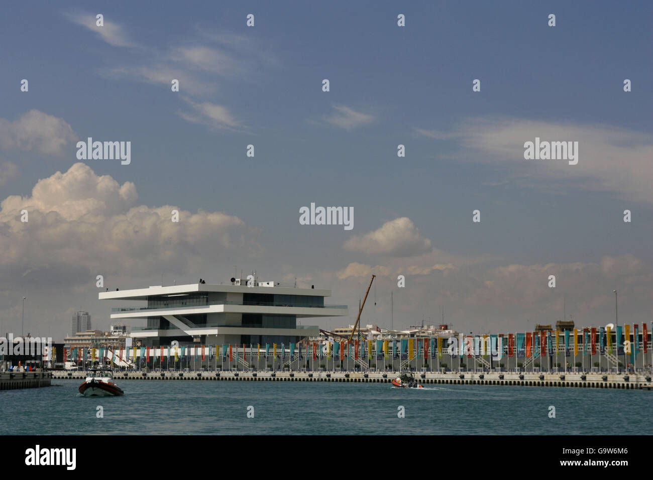 Vue générale de l'entrée du port America's Cup à Valence, Espagne. APPUYEZ SUR ASSOCIATION photo. Date de la photo: Lundi 2 avril 2007. La course prend du temps tout au long de l'été pour trouver un challenger pour courir contre le défenseur Alinghi de Suisse. La coupe de l'Amérique est le plus ancien événement sportif organisé au monde ayant été inauguré à Cowes, sur l'île de Wight, en 1851. Les membres de la nouvelle équipe britannique Origin seront à l'événement pour étudier les équipes et préparer leur propre équipe avant la prochaine mise en scène de la compétition. Le crédit photo devrait se lire: Chris Ison/PA Wire. Banque D'Images