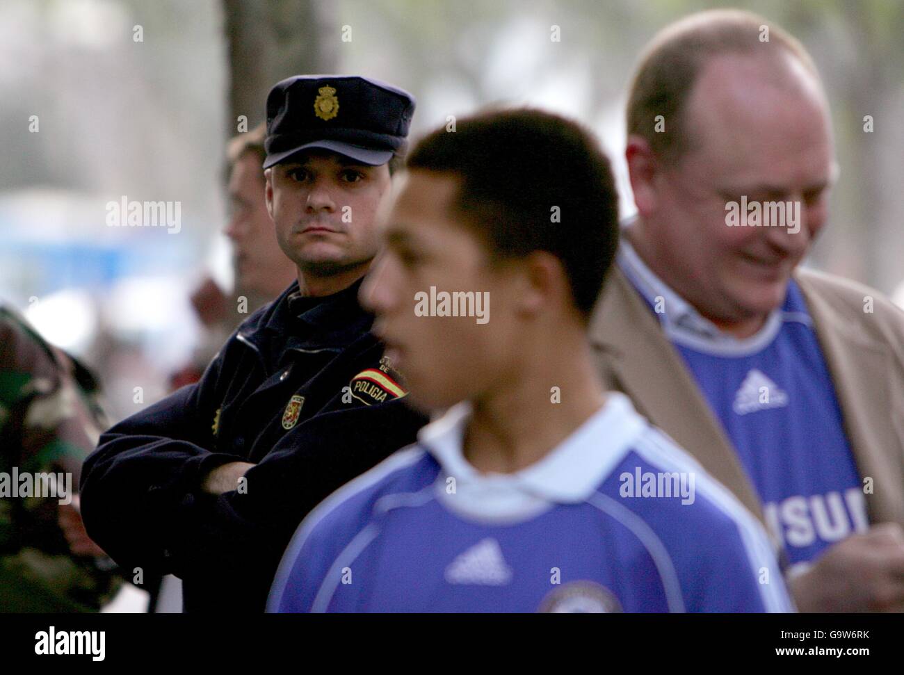 Football - UEFA Champions League - quart de finale - deuxième étape - Valence / Chelsea - Stade Mestalla.La police garde un œil sur les fans à l'extérieur du stade. Banque D'Images