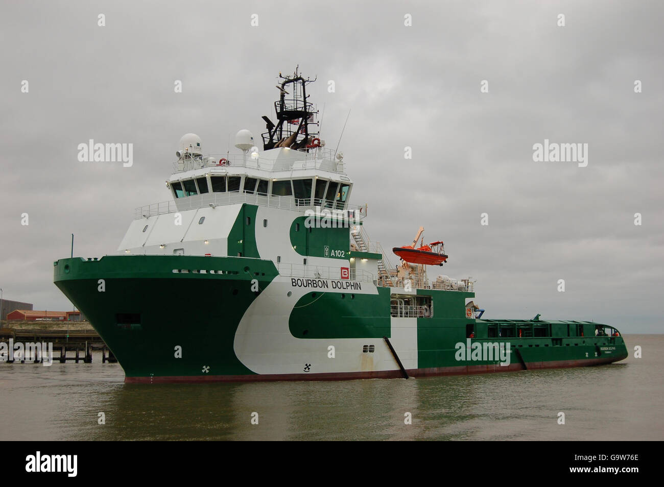 Le navire de soutien de la plate-forme pétrolière Bourbon Dolphin quitte Great Yarmouth le 13 janvier 2007. Banque D'Images