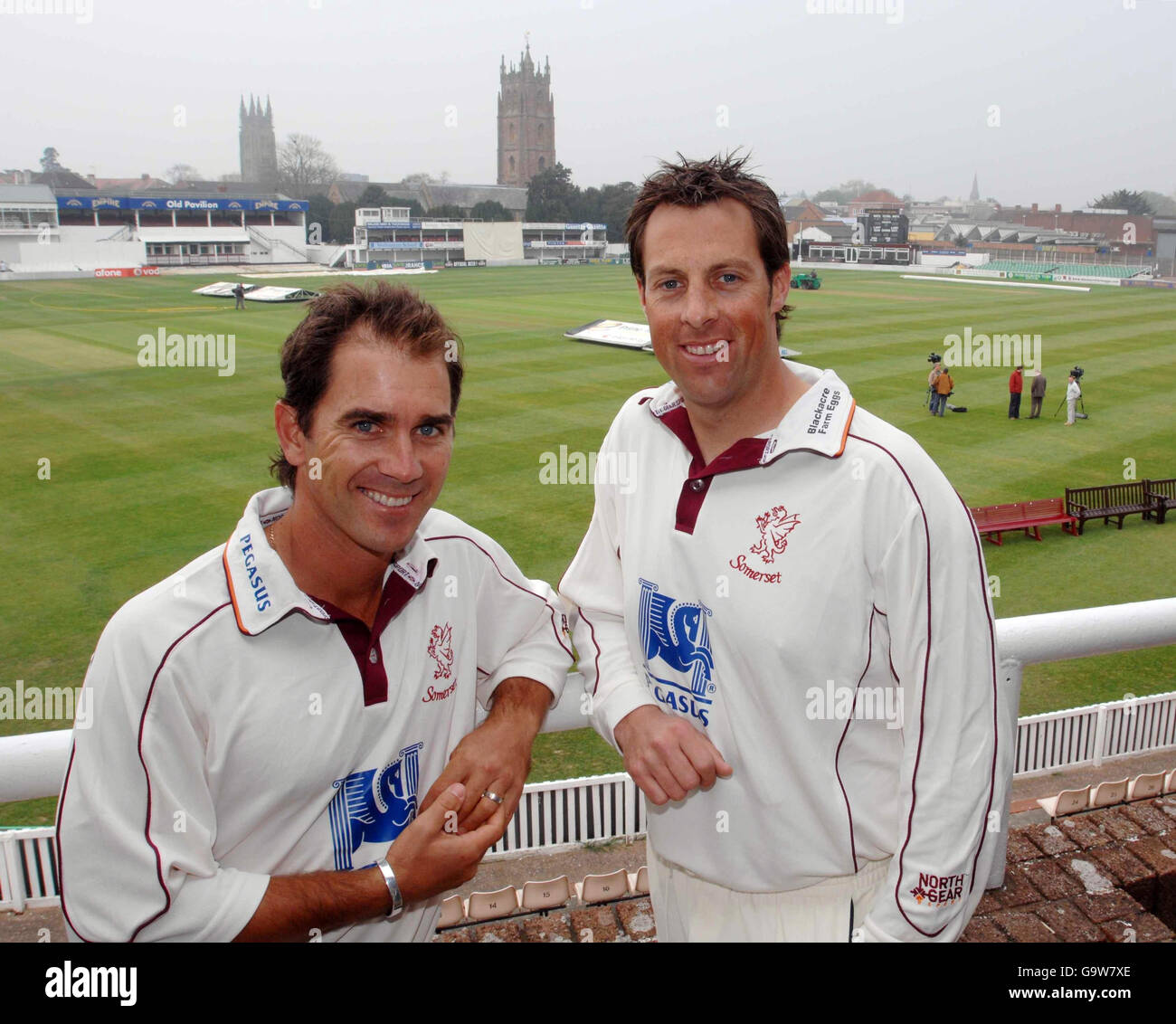 Le capitaine du Somerset Justin Langer (à gauche) avec Marcus Trescothick lors d'une journée de presse au County Ground, à Taunton. Banque D'Images