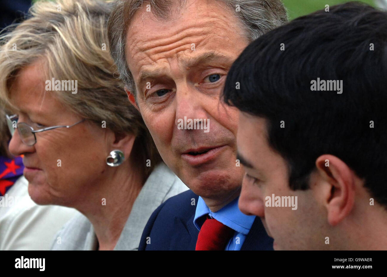 Le Premier ministre britannique Tony Blair avec le ministre du Cabinet Hilary Armstrong (à gauche) et le 2e groupe Bishop Auckland Scouts à Hardwick Hall, Co Durham. Banque D'Images