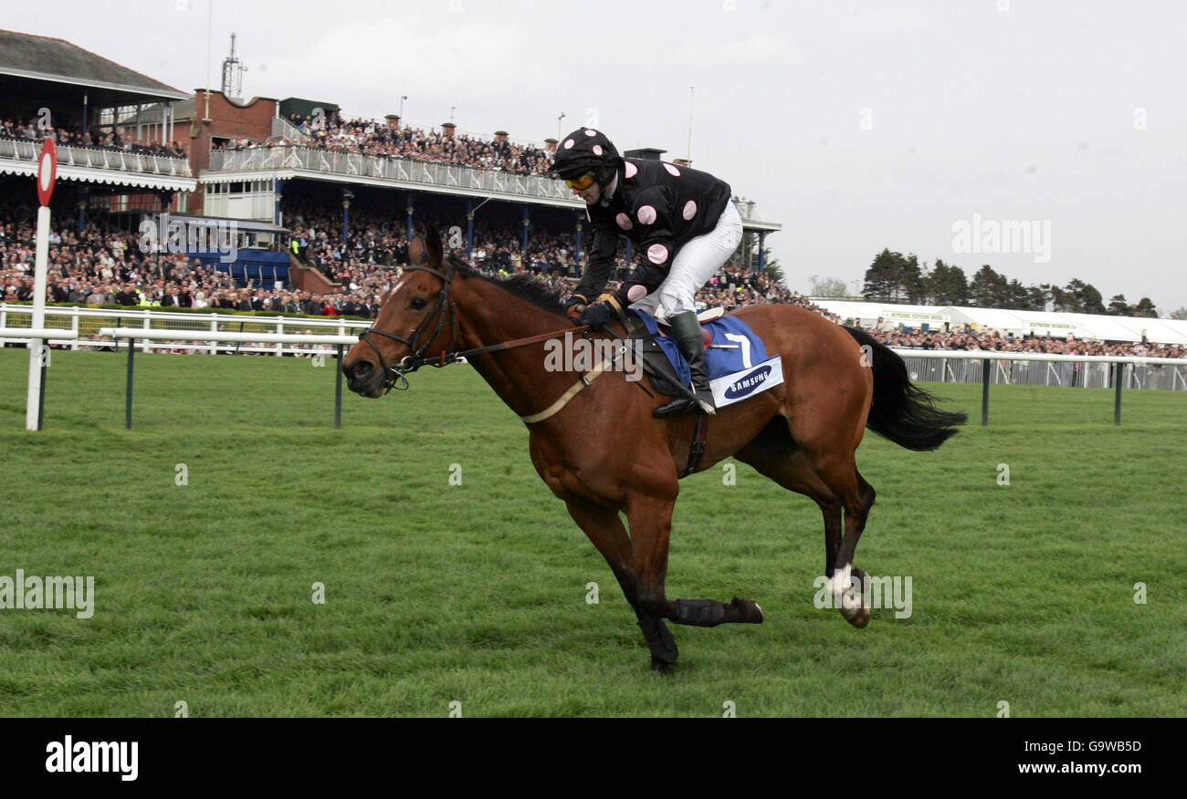 Courses hippiques - Hippodrome d'Ayr.Emmpat et Jockey David Casey remportent l'obstacle Samsung Electronics Scottish Champion à l'hippodrome d'Ayr. Banque D'Images