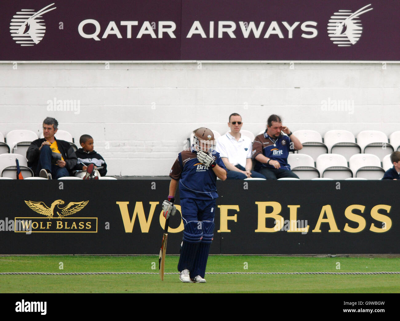 Cricket - Trophée Provident des amis - South Group - Surrey Brown Caps v Kent Spitfires - The Brit Oval. Ali Brown Caps de Surrey Brown mène sur le terrain Banque D'Images