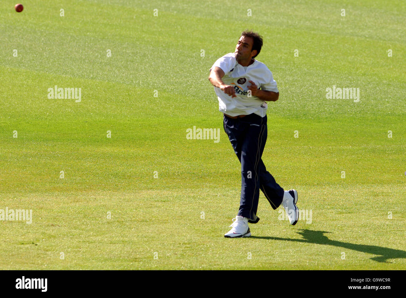 Cricket - friendly - Surrey / Bradford Leeds UCCE - The Brit Oval. Mohammed Akram, Surrey Banque D'Images