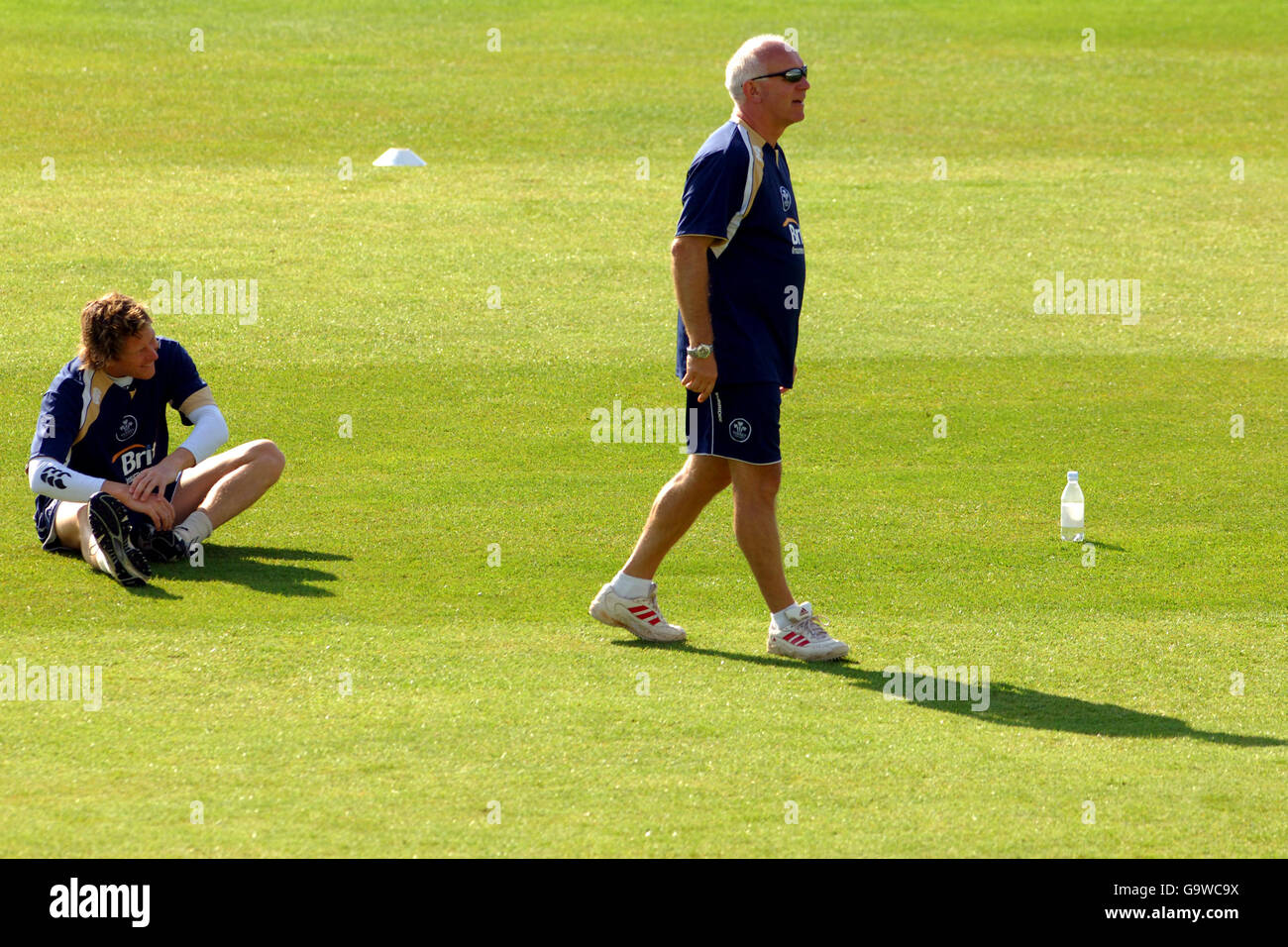 Cricket - friendly - Surrey / Bradford Leeds UCCE - The Brit Oval. Jonathan Batty de Surrey et Alan Butcher Banque D'Images