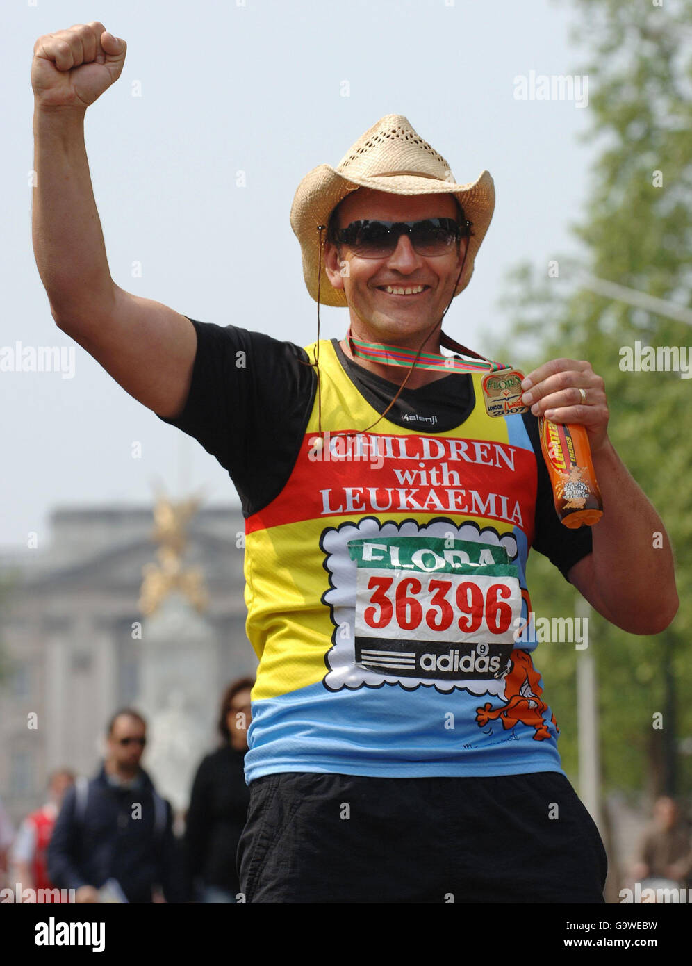 Greg Billingham, 39 ans, coureur au ralenti, qui collecte de l'argent pour les enfants souffrant de leucémie, termine le marathon de Londres dans le Mall une semaine après l'événement lui-même. Il est entouré de wellwishers mettant des pièces de monnaie dans deux boîtes de collecte attaché à sa taille Banque D'Images