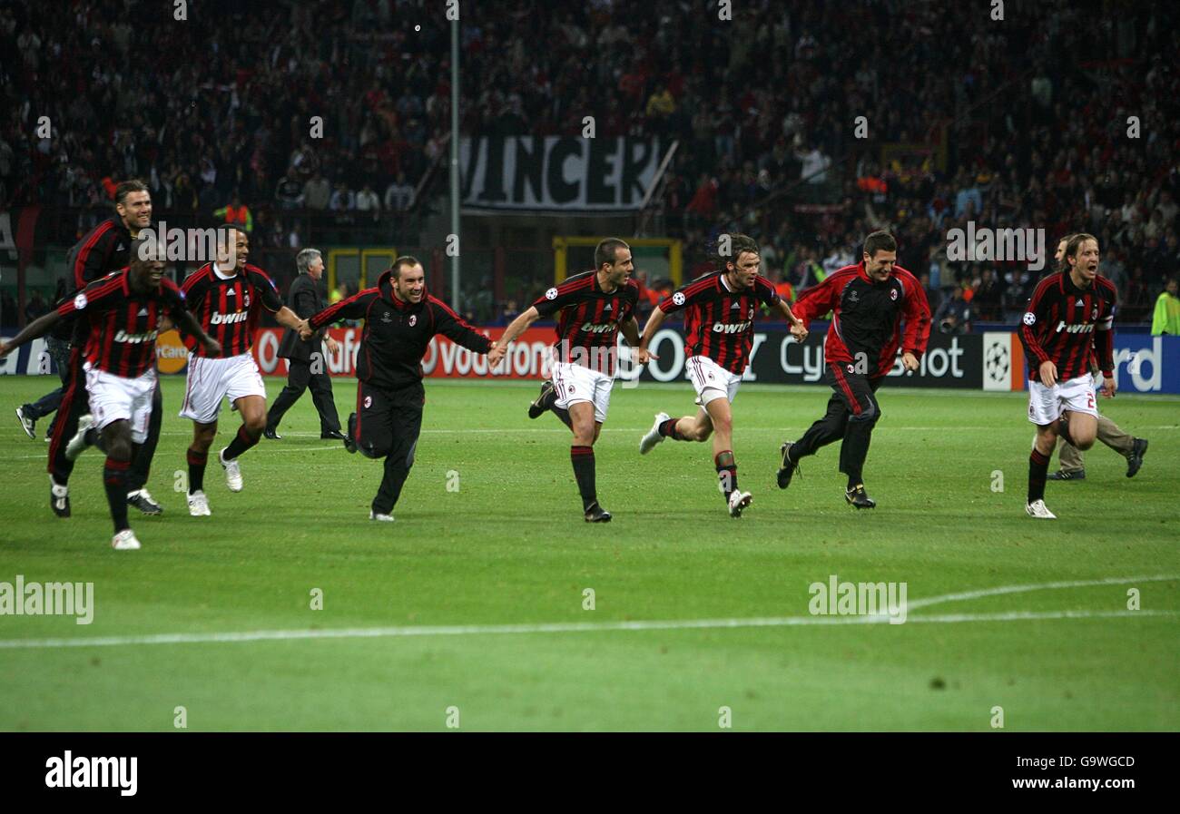 Les joueurs de l'AC Milan célèbrent lors du sifflet final après avoir atteint Finale de la Ligue des champions de l'UEFA Banque D'Images