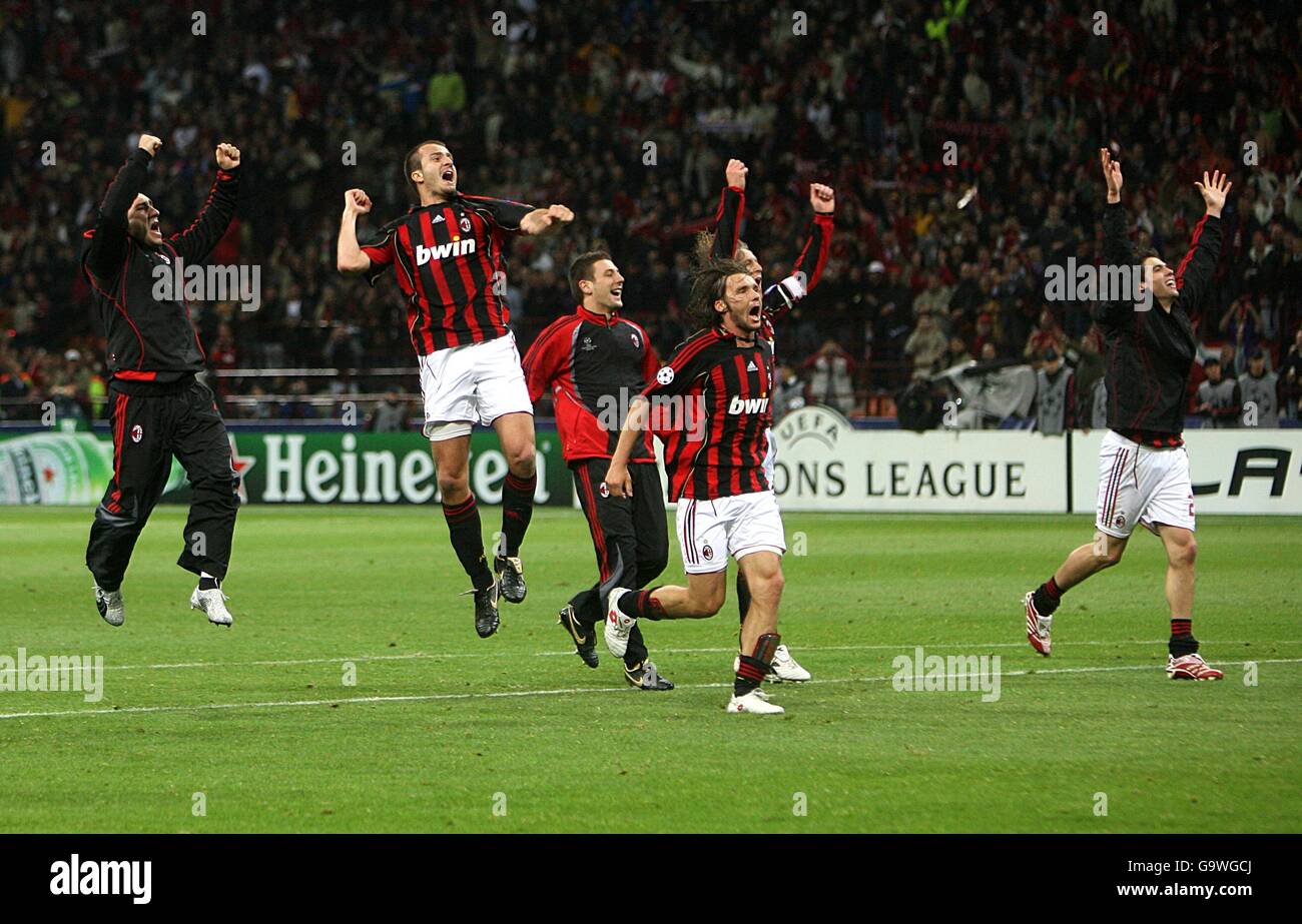 Football - Ligue des champions de l'UEFA - semi-finale - deuxième étape - AC Milan / Manchester United - Giuseppe Meazza.Les joueurs et le personnel de l'AC Milan célèbrent lors du sifflet final après avoir atteint la finale de la Ligue des champions de l'UEFA Banque D'Images