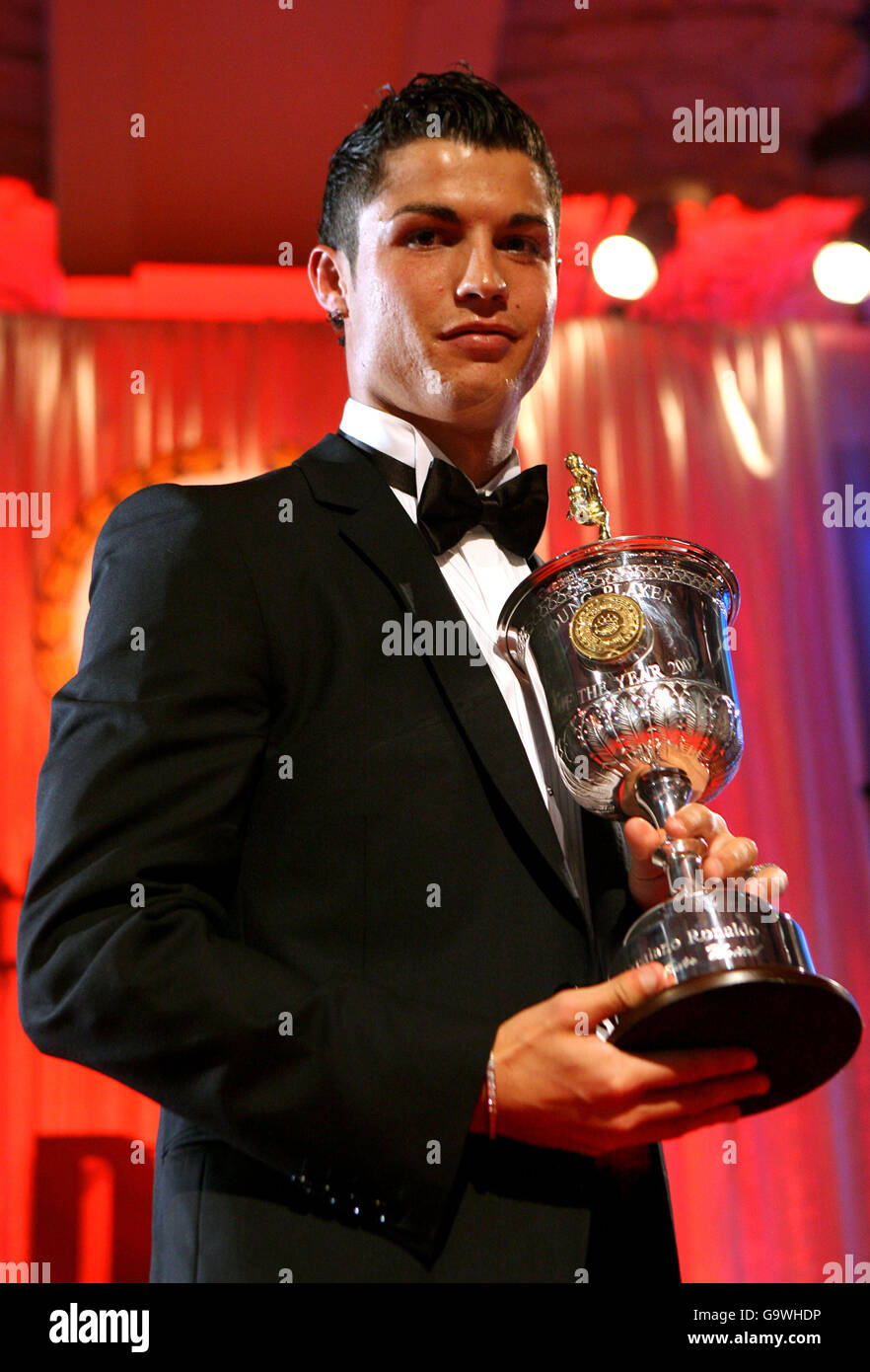 Soccer - PFA Player of the Year Awards 2007 - Grosvenor House Hotel.Cristiano Ronaldo de Manchester United et son PFA Young Player of the Year Award Banque D'Images