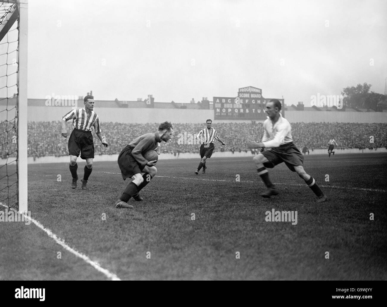 Football - League Division One - Tottenham Hotspur / Sunderland - White Hart Lane.James 'Jimmy' Thorpe, gardien de Sunderland (l), fait des économies sur Tottenham Hotspur's George Hunt (r) Banque D'Images