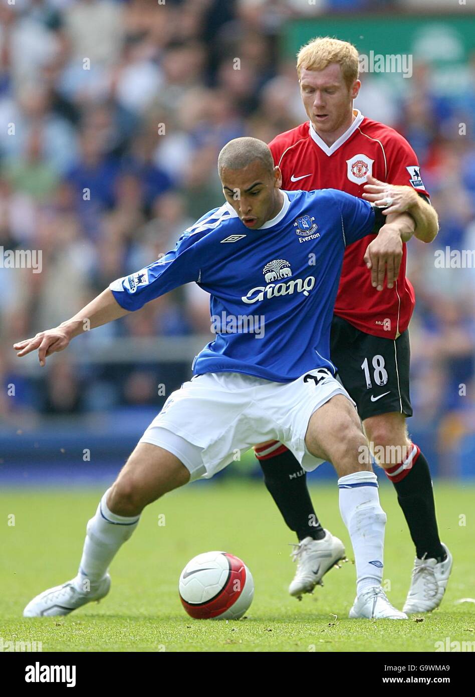 Soccer - FA Barclays Premiership - Everton / Manchester United - Goodison Park.Paul Scholes de Manchester United et James Vaughan d'Everton se battent pour le ballon Banque D'Images