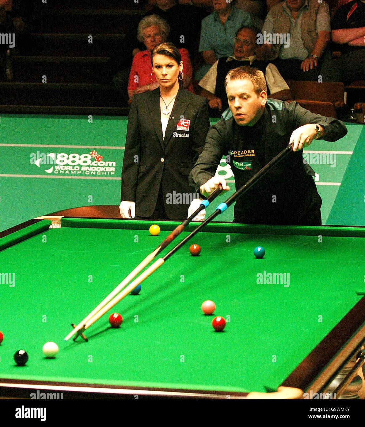 Joe Swail en action contre Stephen Maguire lors du deuxième match des Championnats du monde de Snooker au Crucible Theatre, Sheffield. Banque D'Images